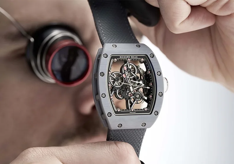 RICHARD MILLE 透過技師的精確視角，揭示了 RM 55-01 鏤空結構下的機械律動，展現品牌對每一微米空間的絕對掌控與工藝自信 。