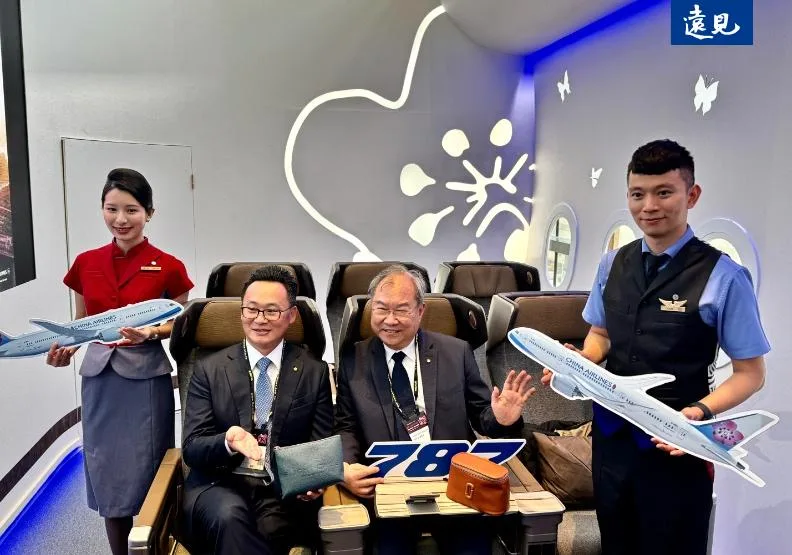 中華航空在台北國際電腦展首度公開最新波音787豪華經濟艙座位，董事長高星潢（右二）、總經理陳漢銘（左二）親自坐鎮攤位。吳婉瑜攝