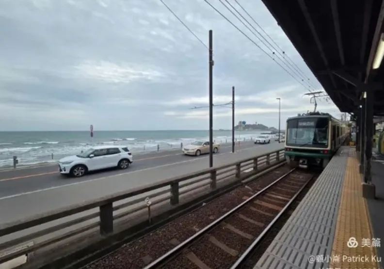 平交道等看電車來往。顧小崙提供