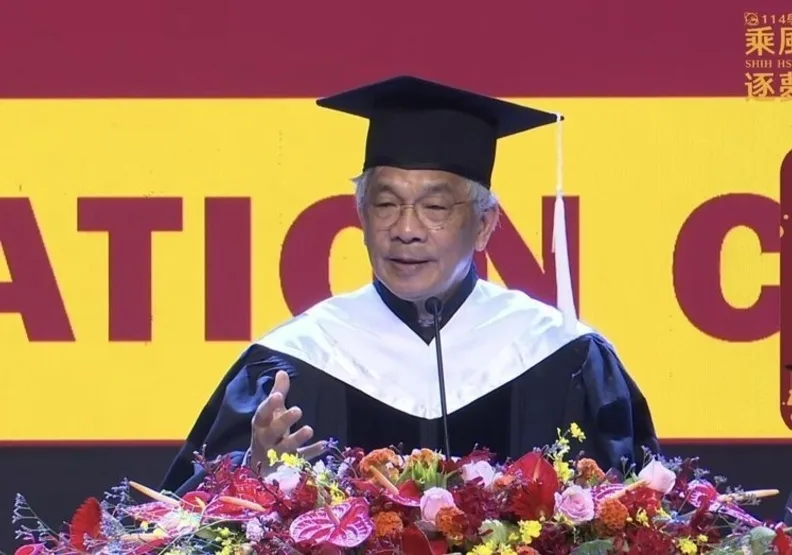 世新大學5月30日舉行114學年度碩博士班畢業典禮，校長陳清河致詞引發爭議。翻攝自世新大學畢業典禮直播