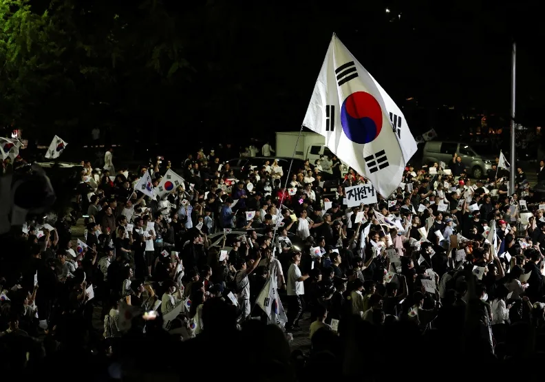 韓國地方大選爆發選票不足的嚴重風波，全國50處投票所選票用盡、22處暫停投票，引發大規模抗議與舞弊質疑。路透社