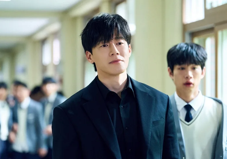 金武烈化身《鐵拳教育》的鐵拳教師，儼然校園版的《制裁者》。Netflix