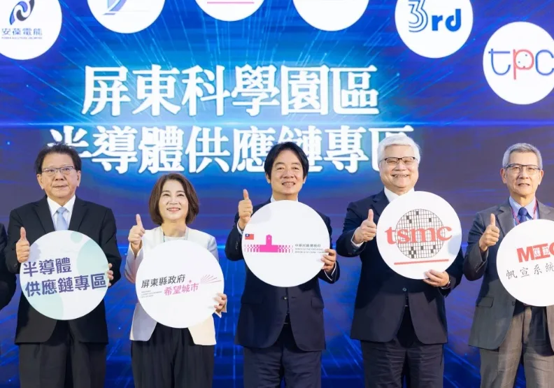 總統賴清德（中）今天與台積電董事長魏哲家（右2）出席屏科半導體供應鏈專區聯合動土典禮。取自臉書@賴清德