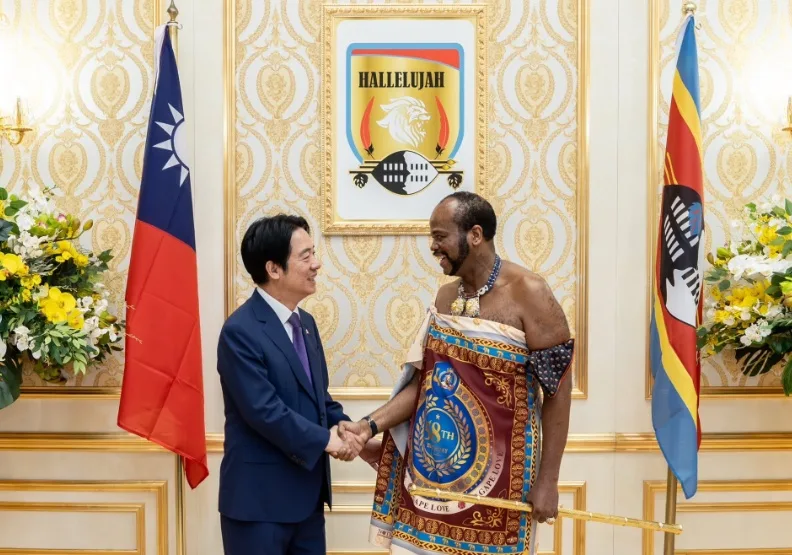 今年5月初，總統賴清德訪問非洲友邦史瓦帝尼，並與史王恩史瓦帝三世（右）會面。取自臉書@賴清德﻿