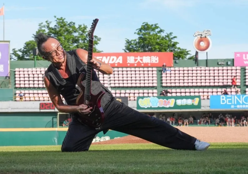 歌手黃大煒的姊姊今天透過律師表示，黃大煒日前離世，享壽61歲。取自黃大煒臉書