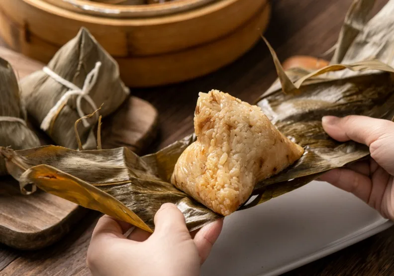 端午節吃粽子！粽葉怎麼處理，是垃圾還廚餘？丟錯最高可罰 6000 元。僅為情境配圖，取自Shutterstock