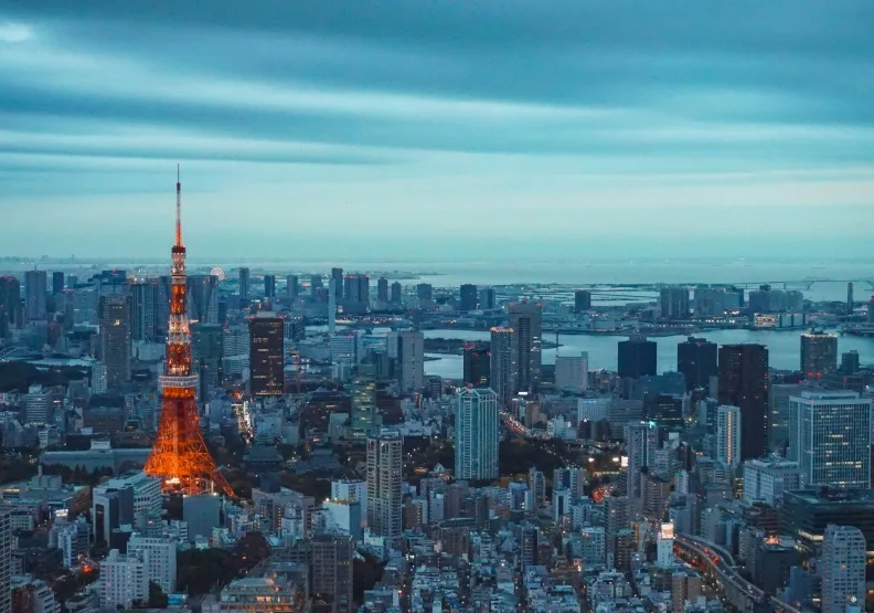 7月去日本要變貴了。unsplash by thetalkinglens