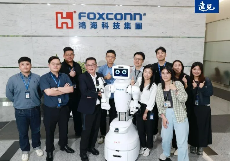 鴻海科技集團B事業群總經理姜志雄（左四）與其團隊，串連全台醫院，推動實體AI與代理AI落地醫療場域。蘇義傑攝