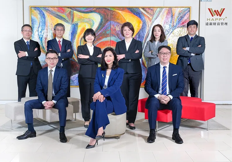 遠東商銀個人金融事業群副總經理張小倩（中）率領遠銀家族辦公室專業團隊，結盟外部頂尖會計師與律師等專家資源，致力使高資產族群實現財富管理與跨世代的傳承目標。