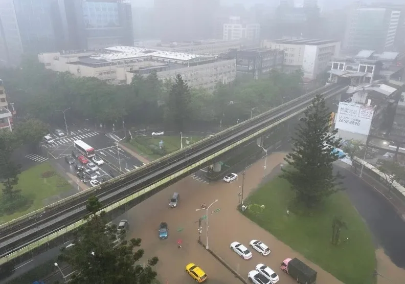 台北市今天大雨導致逾百件積淹水，內湖災情最明顯。取自臉書@高嘉瑜