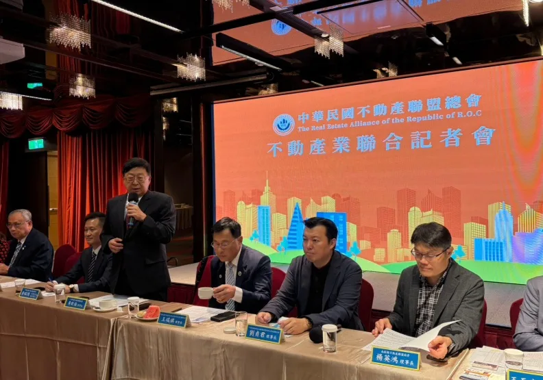 中華民國不動產聯盟總會25日召開記者會，公開呼籲政府重視房地產市場。郭逸攝