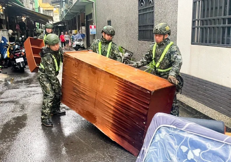 國軍協助屏東居民整理家園。取自臉書@周春米