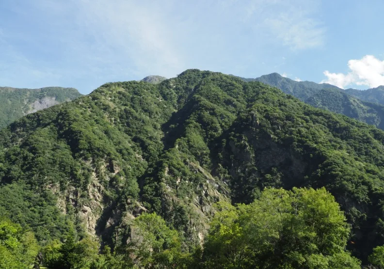 登泰山而小天下，登高望遠在雲層下，凡間塵世已似乎微不足道了。郭瓊瑩提供