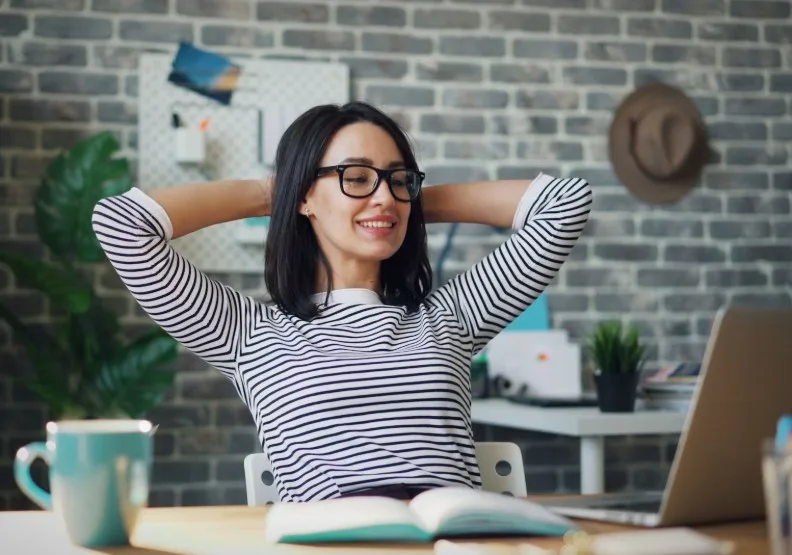 《超簡單速查拉伸手冊》／僅為情境圖，取自unsplash