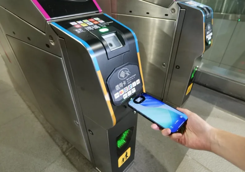 台北捷運宣布，自7月1日起，全面開放國內外信用卡，以及綁定Apple Pay、Google Pay、Samsung Pay等行動支付工具感應進出站。取自臉書@台北捷運