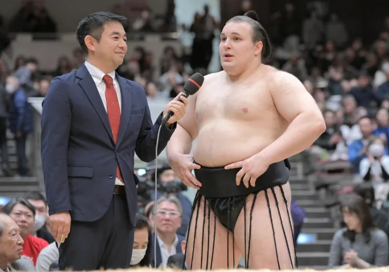 烏克蘭力士安青錦（右）近年成為日本大相撲最受矚目的外國力士之一，他的崛起不只展現技術實力，也象徵相撲國際化的新階段。美聯社