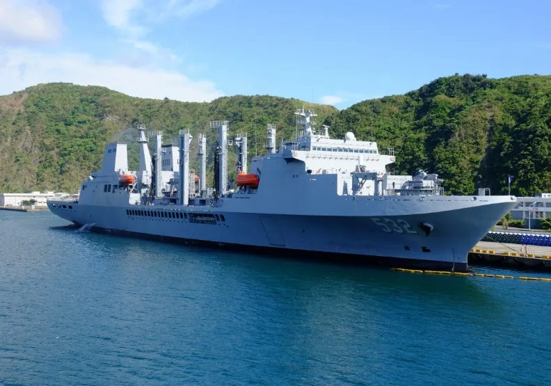 國防部因應「國艦國造」政策，已規劃籌獲六型軍艦的後續艦，近期可望招標。圖為磐石艦。wikimedia commons