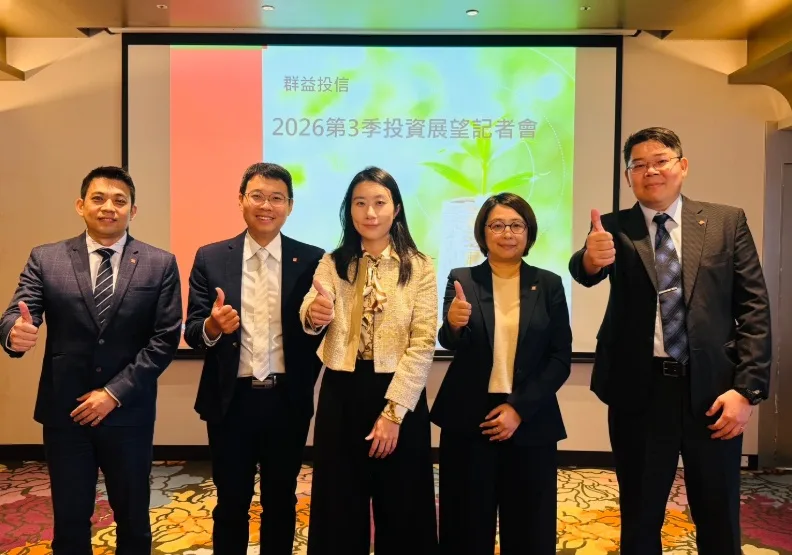 群益投信下半年投資展望說明會。（左起）群益全球策略收益金融債券基金暨群益全球優先順位非投資等級債券基金經理人徐建華、群益投信ETF及指數投資部經理人洪祥益、群益潛力收益多重資產基金經理人向思穎、群益亞太新趨勢平衡基金經理人楊慈珍、群益店頭市場基金暨群益葛萊美基金經理人許育誌。群益投信提供