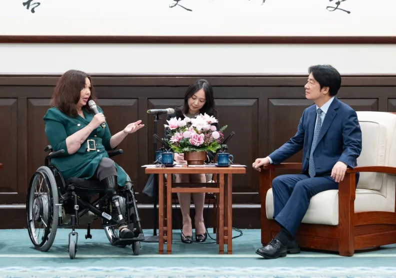 總統賴清德2025年5月在總統府接見美國聯邦參議員達克沃絲訪團，參議員達克沃斯（左）致詞。總統府提供