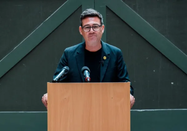 英國新首相柏南將上任!面對政經壓力,還要搞定川普,他扛得住嗎?