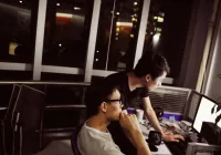 作者如何從「長時間工作」轉變為「在工時內交出成果」？