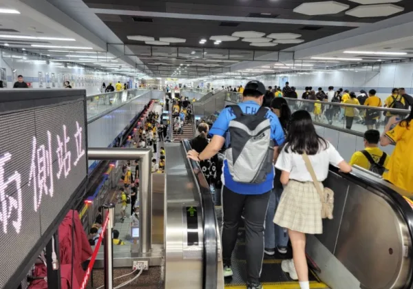 捷運電扶梯站兩側，是否犧牲了人趕時間的權益？