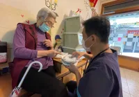 診所裡找得到印尼泡麵！貢寮醫師章殷超守護小鎮30年，樂當移工「許願池」