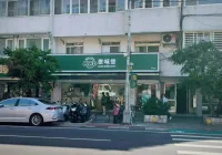 吳店長為何選擇默默補貼老人的早餐費用？
