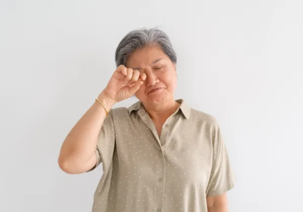 眼淚流不停怎麼辦？醫揭流目油的原因，微創導管無痕打通鼻淚管阻塞