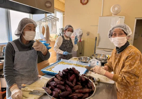 「奶奶拯救日本！」中輟生聘一群80歲阿嬤闖職場，樂到沒時間去死？