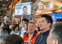 蔣萬安天母三玉宮拜票後身體不適！競辦：取消預排行程、持續準備辯論