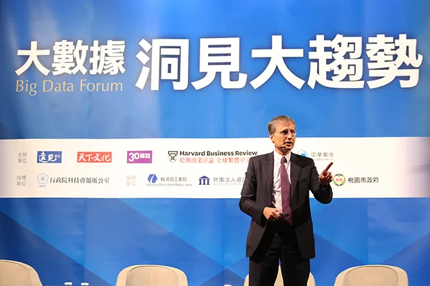 麥爾荀伯格：不用大數據換腦袋，就無法擺脫微利代工