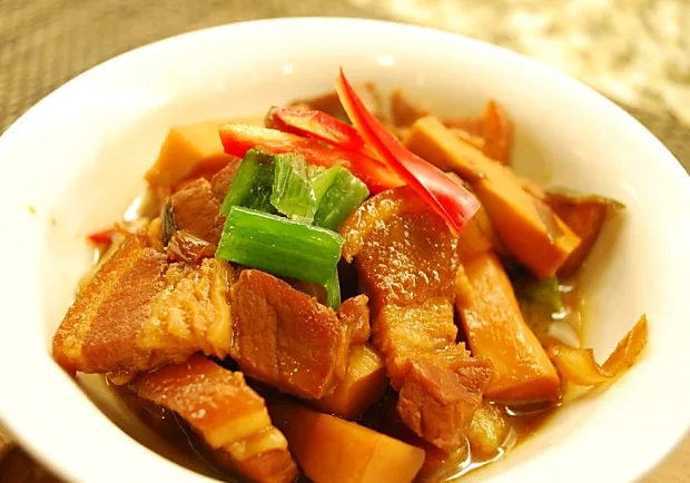 超下飯料理完美上桌！令人感到幸福又滿足的筍乾焢肉