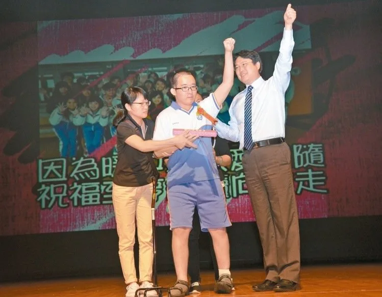 我想回學校！ 車禍撞癱歷16次手術 他拄杖領畢業獎