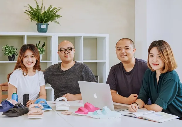 堅持要對地球盡一份心！他們把報廢鞋子變盆栽