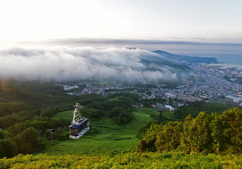 北海道三大夜景：搭天狗山纜車遇見夕陽下雲海夜景