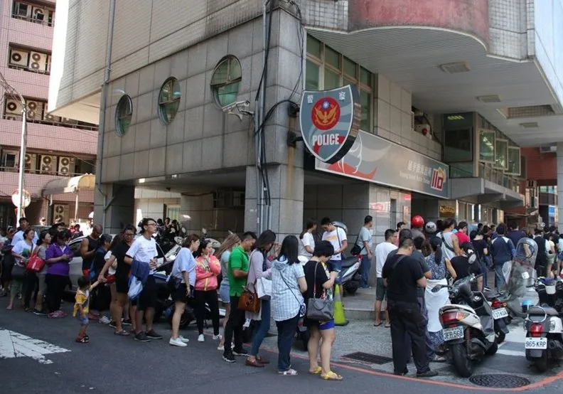 環台賣漢堡助弱勢被開罰 基隆警改邀他到派出所擺攤_img_1